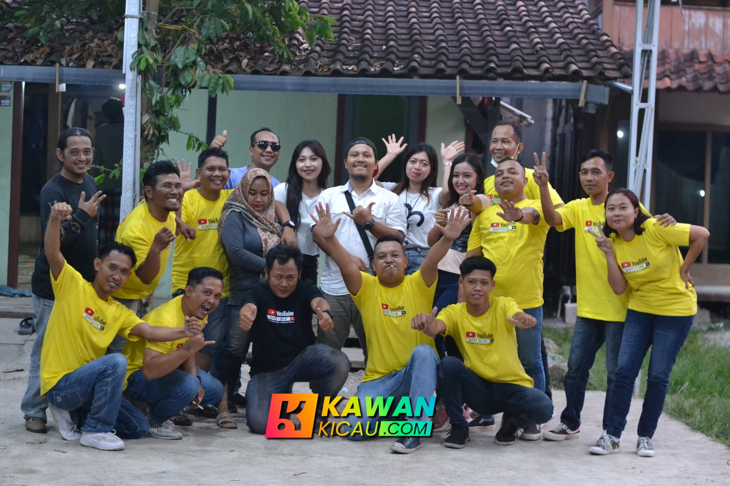 photo 1687503238373